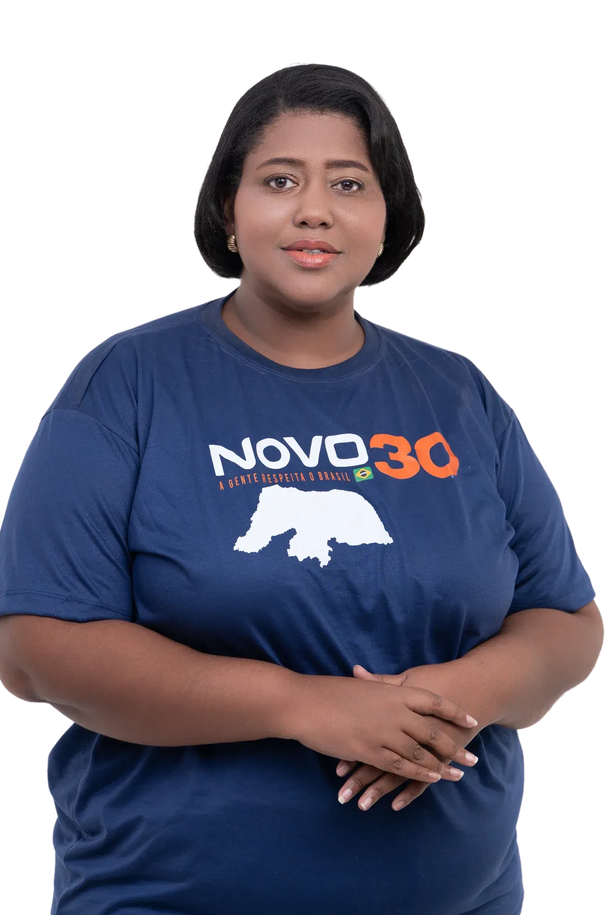 Retrato de Camila Georg, com as mãos entrelaçadas, vestindo a camiseta do NOVO 30