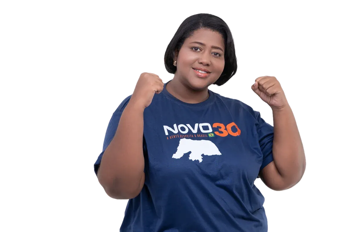 Camila Georg sorrindo com os punhos erguidos em sinal de força e entusiasmo
